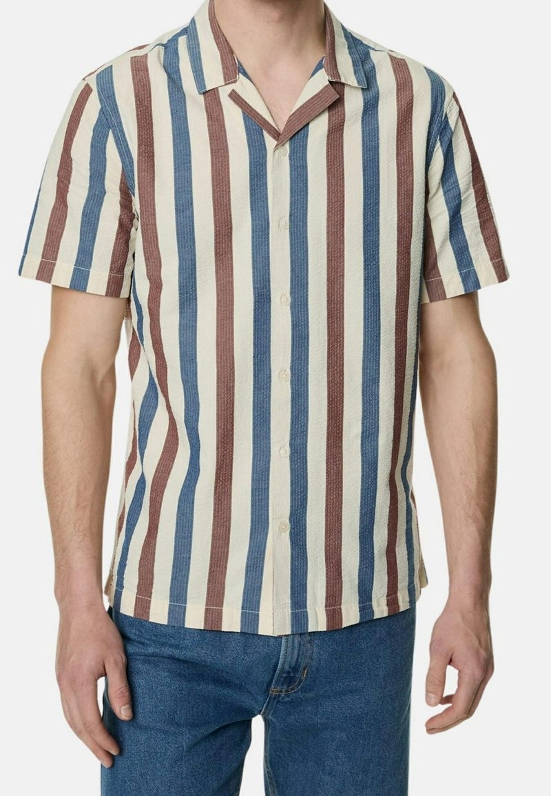 Camisetta a maniche corte con righe verticali in blu, bordeaux e crema; tessuto strutturato; colletto aperto, chiusura con bottoni e vestibilità comoda.