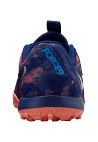 Scarpa sportiva blu e arancione con tomaia testurizzata, un manico per il tallone e una suola in gomma a contrasto con motivi di battistrada visibili.
