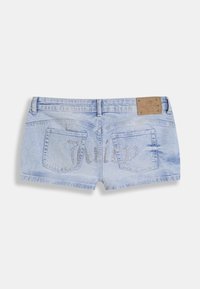 Ανοιχτό μπλε τζιν σορτς με ξεφτισμένη άκρη, διαθέτει δύο πίσω τσέπες και διακοσμητικά στρας που σχηματίζουν τη λέξη "Juicy." Δερμάτινη ετικέτα στη μέση.