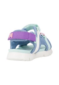Sportig sandal med en ljusblå och mintgrön design, med lila och vita detaljer, justerbara remmar och en texturerad sula.