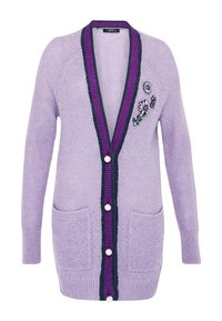 Lavendel cardigan i mjukt stickat material, med en mörkgrön och lila randig kant, pärlknappar och blommönster.
