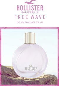 Rund glass-parfymeflaske med en jevn, lys lilla finish og en sølvhette, med "HOLLISTER" preget på fronten.