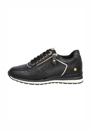 Zapatilla negra con diseño perforado, detalles en tono dorado, suela blanca de contraste, acentos texturizados y sistema de cordones tradicional.