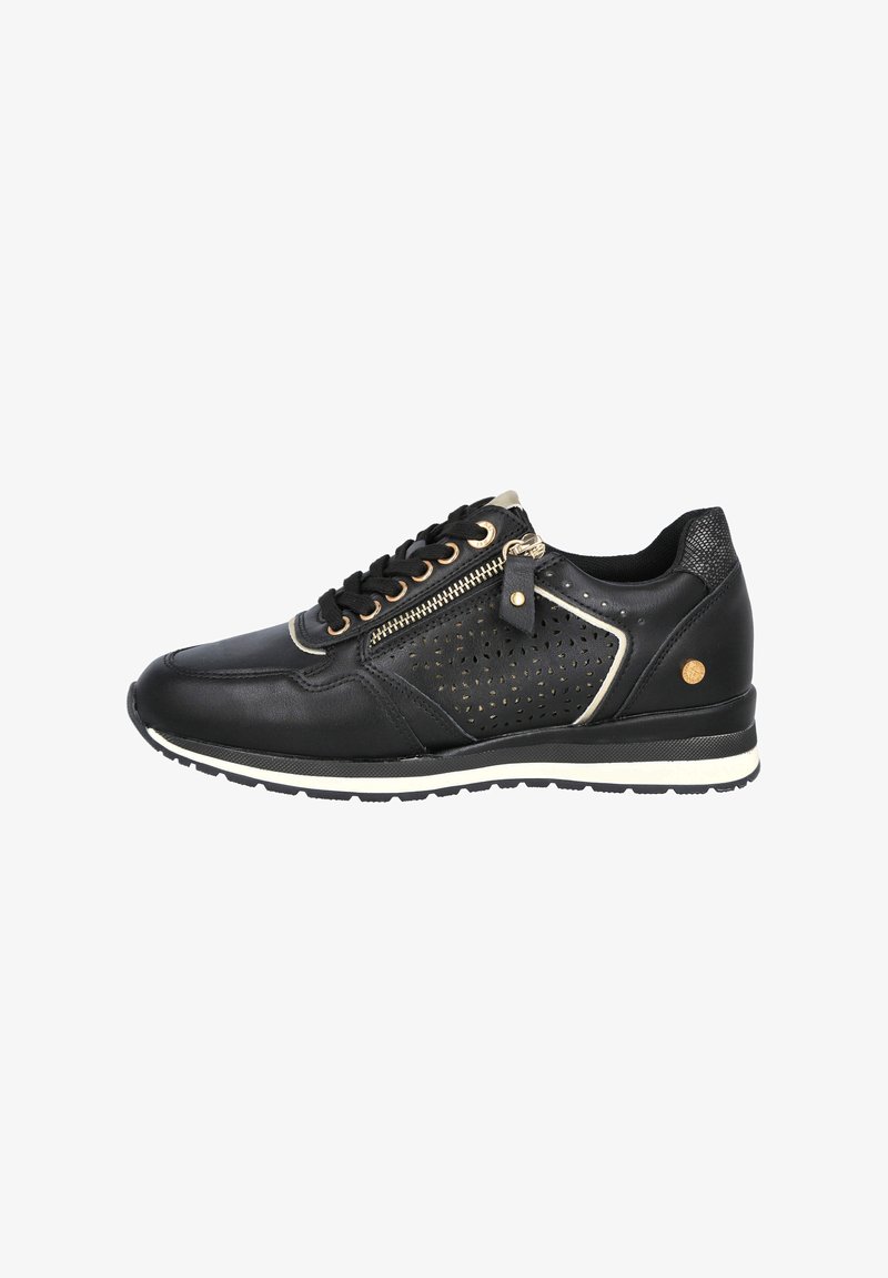 Zapatilla negra con diseño perforado, detalles en tono dorado, suela blanca de contraste, acentos texturizados y sistema de cordones tradicional.