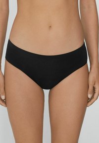 Zwarte katoenen bikini slips met een glad, naadloos ontwerp en een brede, elastische tailleband. Heeft een gematigde dekking en een eenvoudige silhouet.