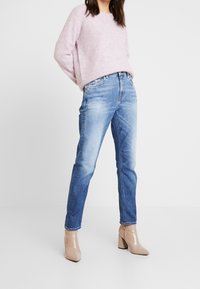 Replay Džíny Relaxed Fit - blue denim