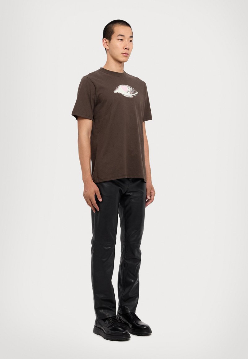 WOOD WOOD BOBBY EYE HEART  - Print T-shirt - mahogany