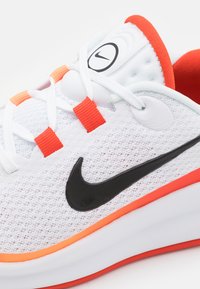 Nike Performance INFINITY FLOW UNISEX - Tenisice za cestovno trčanje - white/black/picante red/tart