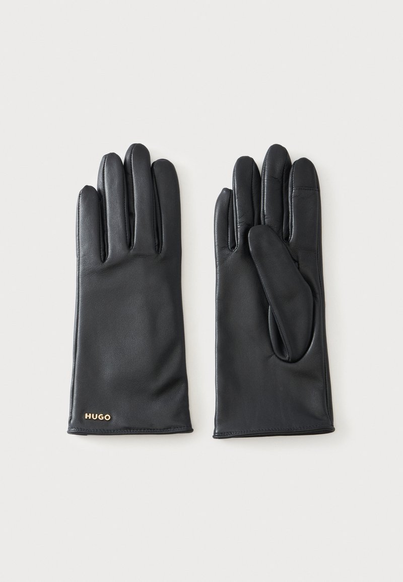 Paire de gants en cuir noir à finition lisse, l'un montrant les paumes, l'autre le dos avec un petit logo doré "HUGO" au poignet.