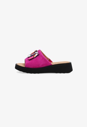 Lyserød åben-tå slide-sandal med sort platformsål og farverig perlebroderet lap på toppen, set fra siden på hvid baggrund.