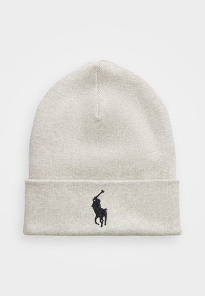 Gorro de malha cinza com dobra na bainha e um logótipo de jogador de polo bordado em preto na frente. Textura macia com um design ajustado.