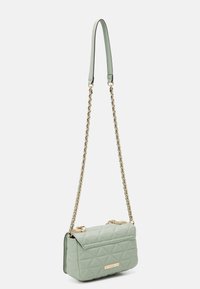 Kawoszowata jasnozielona torebka na ramię z złotym łańcuszkiem, prostokątna forma, zapięcie na klapkę oraz mała blaszka z logo z przodu.