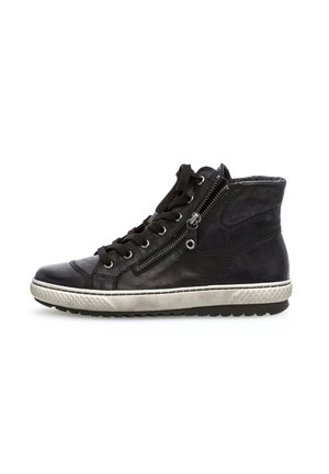 Baskets montantes en cuir noir avec une surface texturée, semelle grise contrastante, détail de fermeture éclair en métal sur le côté et lacets noirs.