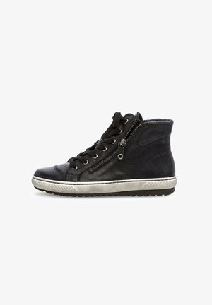 Zapatilla alta de cuero negro con superficie texturada, suela gris contrastante, detalle de cremallera de metal en el costado y cordones negros.