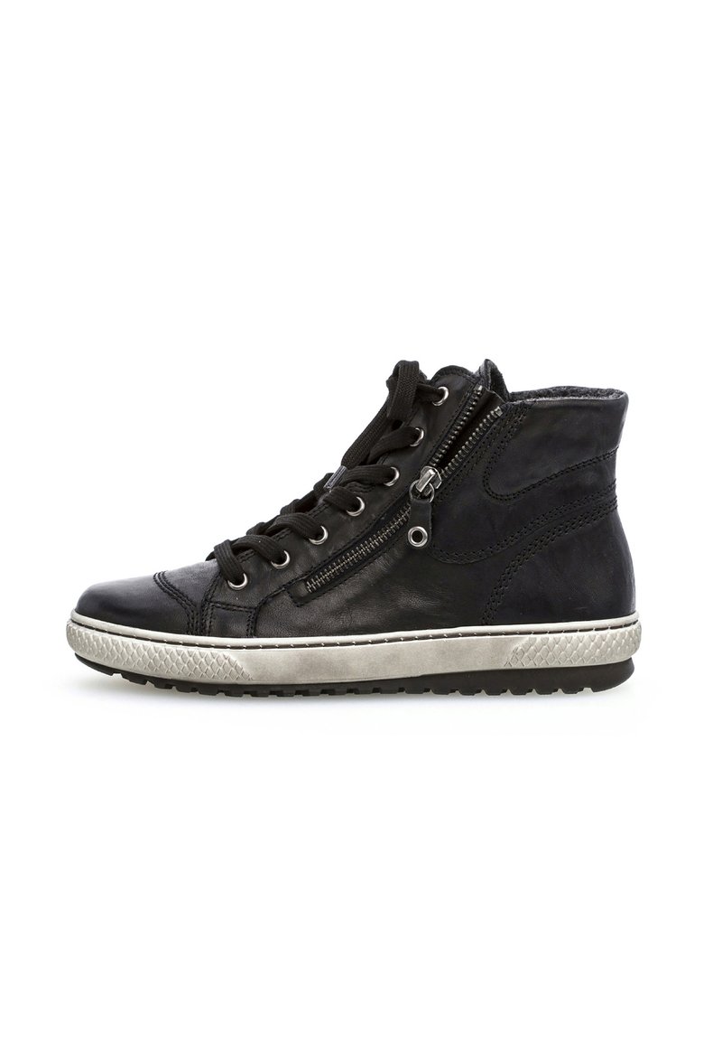 Schwarze Leder High-Top Sneaker mit einer strukturierten Oberfläche, kontrastierender grauer Sohle, Metallreißverschlussdetail an der Seite und schwarzen Schnürsenkeln.