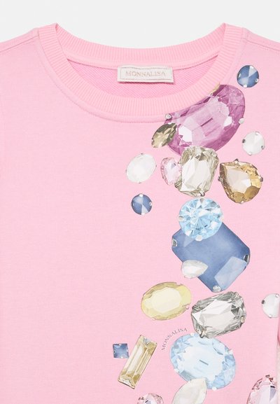 Rosa hettegenser med et juvelgrafikk med ulike juvelformer i blå, lilla og gule toner, trykt på forsiden med ribbestrikket halslinning.