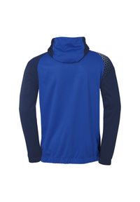 Blaues Sportjacke mit Kapuze, mit schwarzen Ärmeln und einem strukturierten Muster auf den Schultern. Leichtes, glattes Material.