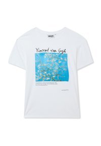 T-shirt bianco in cotone con una grafica blu di rami fioriti e testo. Maniche corte, scollatura rotonda, vestibilità comoda e dettagli stampati.
