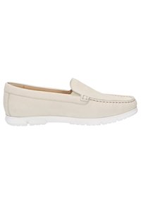 Chaussure slip-on en cuir beige clair avec un bout arrondi, semelle en caoutchouc blanche et des détails de couture minimes. Aucun accent de matériel visible.
