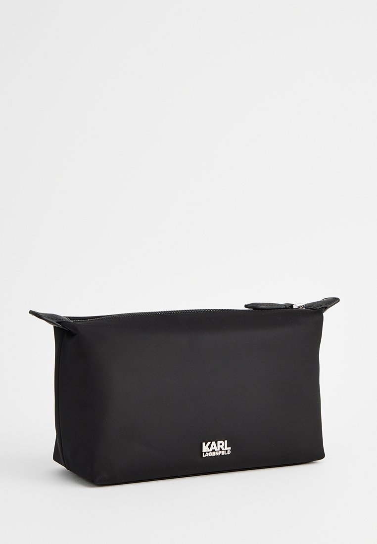 Pochette cosmetica nera di forma rettangolare, realizzata in tessuto liscio, con cerniera superiore e logo argentato "KARL LAGERFELD" sulla parte frontale.