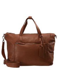 Bolso de viaje de piel marrón con asas dobles en la parte superior, correa de hombro ajustable, bolsillo con cremallera en el frente y etiqueta de equipaje. Textura suave y diseño simple.
