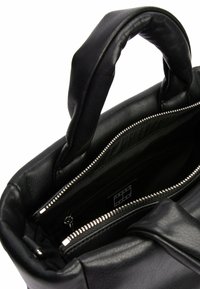 Sort læderhåndtaske, blød tekstur, lynlåslommer, dobbelt håndtag, indvendig foring, sølvfarvet hardware, slankt design.