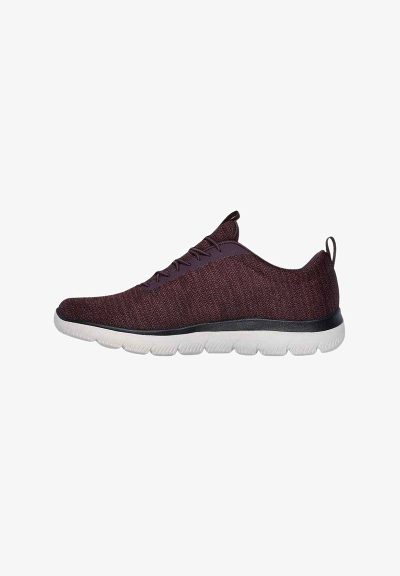 Zapatillas deportivas con un upper de punto burdeos, que presentan un acento negro a lo largo de la suela y una suela exterior de goma blanca y flexible.
