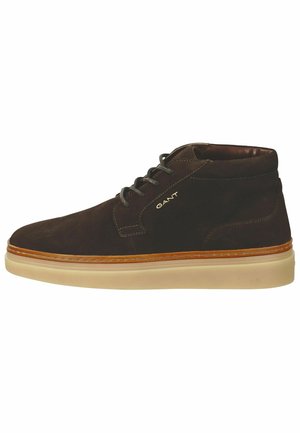 Braune Wildleder-Ankle Boots mit einer leichten Gummisohle, kontrastierenden beige Nähten und Logodetails an der Seite. Schnürdesign mit abgerundeter Zehenpartie.