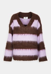 Pull en maille duveteuse rayé marron et lavande avec manches longues et col en V, étiqueté de la marque OBEY.