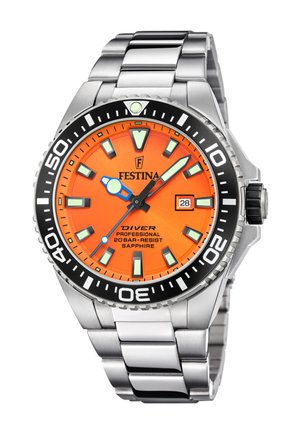 Duikhorloge van roestvrij staal met feloranje wijzerplaat, lichtgevende wijzers en markeringen, datumaanduiding op 3 uur en zwarte draaibare lunette.