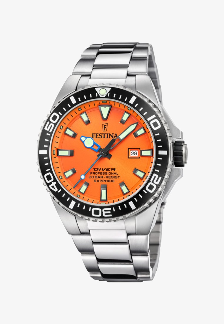 Montre de plongée en acier inoxydable avec cadran orange vif, aiguilles et marqueurs luminescents, guichet date à 3 heures, et lunette tournante noire.