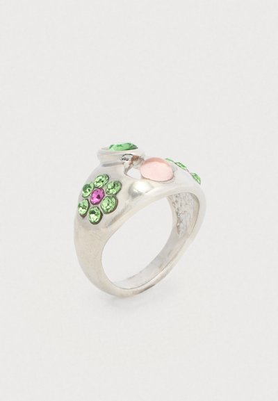 Ασημένιο δαχτυλίδι με υφή στη μπάντα, διακοσμημένο με πράσινες, ροζ και ροδακινί πολύτιμες πέτρες σε λουλουδένια μοτίβα.