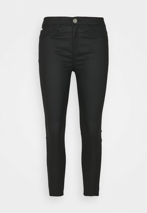 Pantalon noir slim-fit avec poches avant, passants pour ceinture et fermeture à bouton, présenté sur fond blanc.