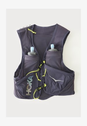 Gilet de course gris foncé avec deux poches avant pour bouteilles d'eau, fermetures à boutons jaunes et marquage HOKA sur la poche gauche.