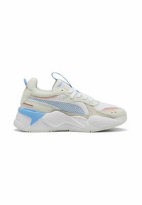 Vita atletiska sneakers med en design i blandade material och ljusblå, rosa och grå accenter. Texturerade detaljer på sidorna och hälen.