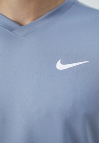Nike Performance TOP - Camiseta deportiva - ashen slate/thunder blue/white