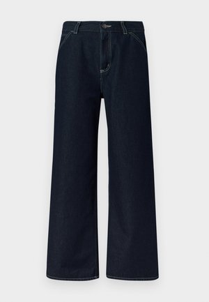 Dunkelblaue Jeans mit weitem Bein, Frontknöpfen, sichtbaren Nähten und Gürtelschlaufen, auf einem schlichten Hintergrund gezeigt.