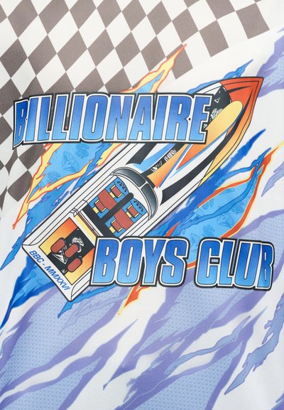 Κείμενο "Billionaire Boys Club" με ένα στιλιζαρισμένο ταχύπλοο ανάμεσα σε μπλε και πορτοκαλί φλόγες πάνω σε φόντο με καρό και παγωμένες επιφάνειες.