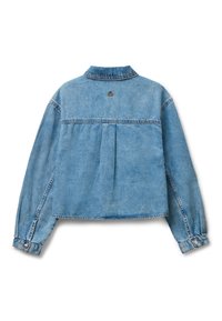 Giacca in denim blu chiaro con yoke piegato sul retro, maniche lunghe con polsini a bottoni e un ricamo logo sottile sulla parte superiore della schiena.