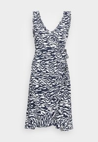 Vestido envolvente azul marino con un patrón abstracto blanco, mangas con volantes y un lazo en la cintura; hasta la rodilla con un dobladillo acampanado.
