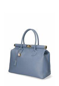 Bolso de mano de cuero azul con un diseño estructurado, asas enrolladas, un detalle de cerradura en tono dorado y una textura suave. Presenta una base plana.