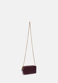 Lauren Ralph Lauren LEATHER MEDIUM WITLEY CROSSBODY WALLET - Taška s příčným popruhem - pinot noir
