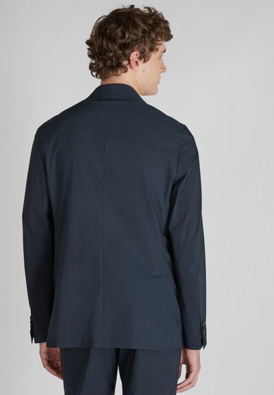Blazer navy, design strutturato, con spacco singolo sul retro, vestibilità su misura, tessuto liscio con un leggero lucido, presenta dettagli ai polsini con bottoni.