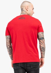Lonsdale NORMALE PASSFORM LOGO - Nyomott mintás póló - red black
