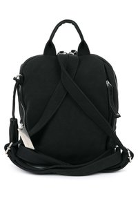 Juodas tekstūruotas kuprinės krepšys su dviem užtrauktukų uždarymais, sukryžiuotomis reguliuojamomis petnešėlėmis, viršutine rankena ir sidabrine prekės žyme ant balto fono.