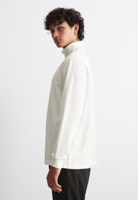 Marc O'Polo DENIM TURTLE NECK RELAXED FIT - Hosszú ujjú felső - silky white