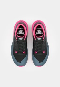 Svart og grå joggesko med rosa detaljer. Mesh-overflate, polstret krage og gummisåle. Har snøringer og logo på tungen.