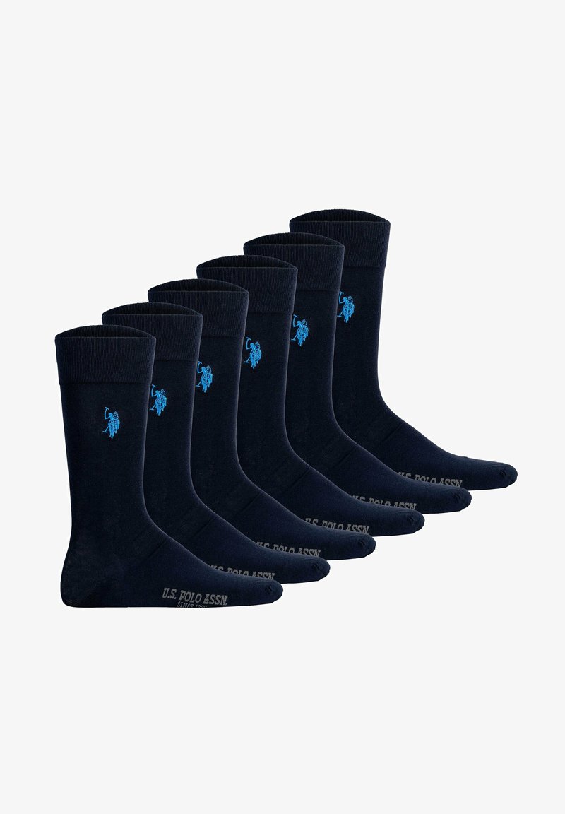 Juego de seis calcetines azul marino fabricados con tela suave. Cuentan con puños acanalados y estampado de logo en azul claro. El texto en la puntera dice "U.S. Polo Assn."
