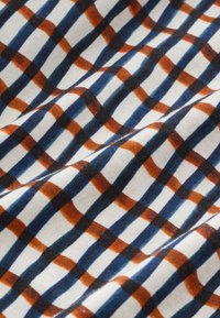 Tessuto di cotone con un motivo a quadri composto da strisce alternate di blu navy, arancione e bianco, che creano un aspetto strutturato e stratificato.