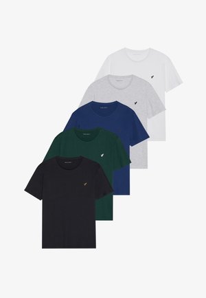 Pet majica s kratkim rukavima u crnoj, zelenoj, tamnoplavoj, sivoj i bijeloj boji, s malim logom na lijevoj strani prsnog koša. Izrađene su od pamuka.